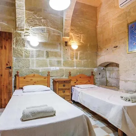 4 Bedroom With Private Pool * Għarb