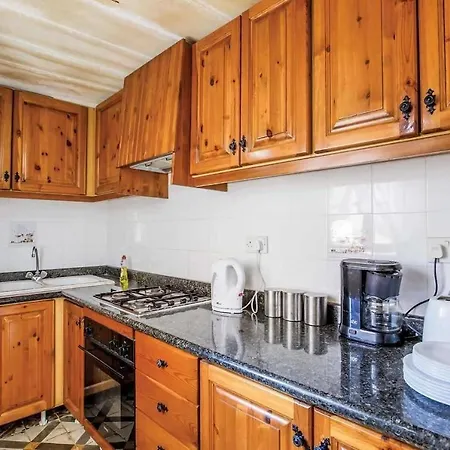 4 Bedroom With Private Pool Għarb